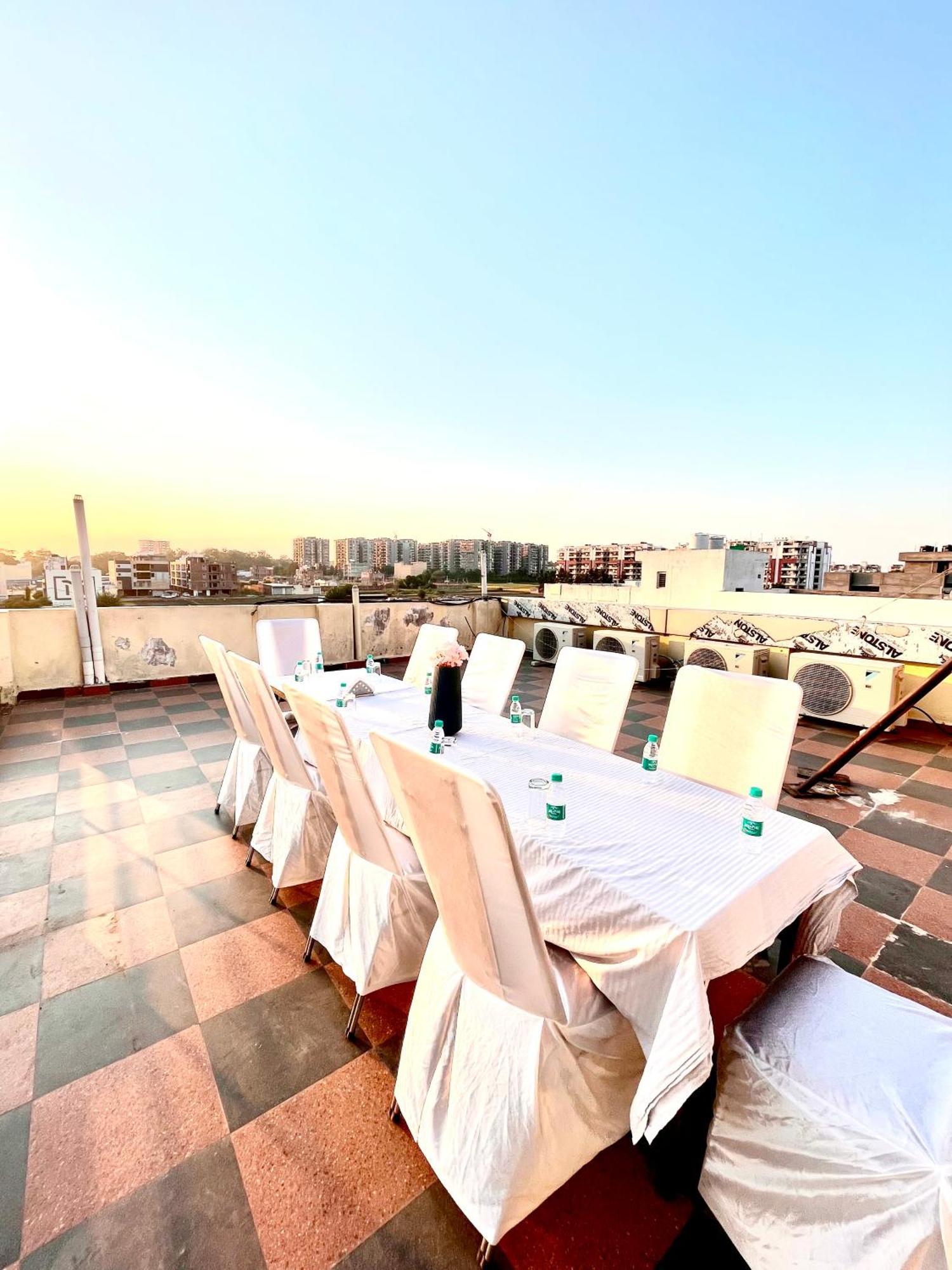 Hotel Woodcrest By Sidham Group !! Comfortable And Peaceful Stay !! Top Rated !! Preferred Hotel Chain Zirakpur Extérieur photo